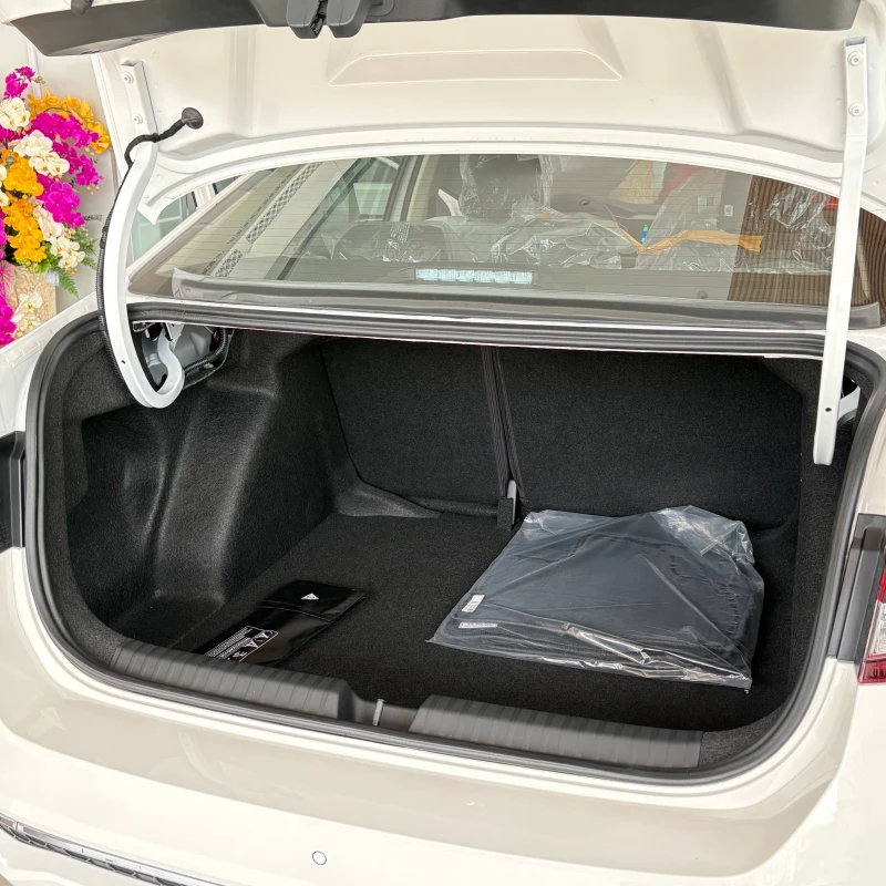 Cốp sau rộng rãi, có trang bị lốp sơ cua bên dưới