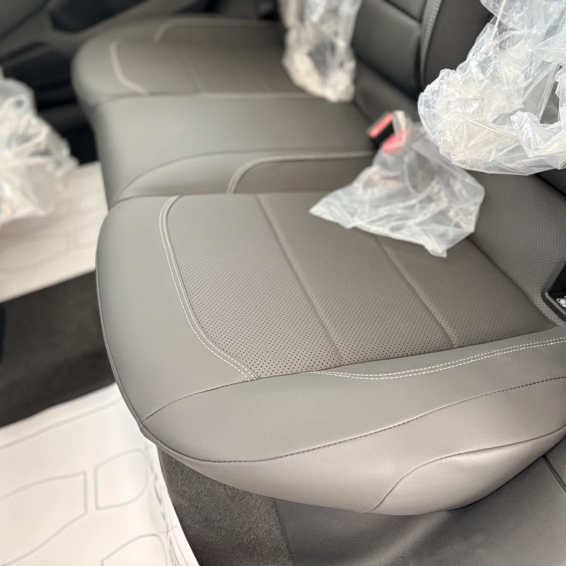 Ghế da, có lỗ thoát khí làm mát ghế