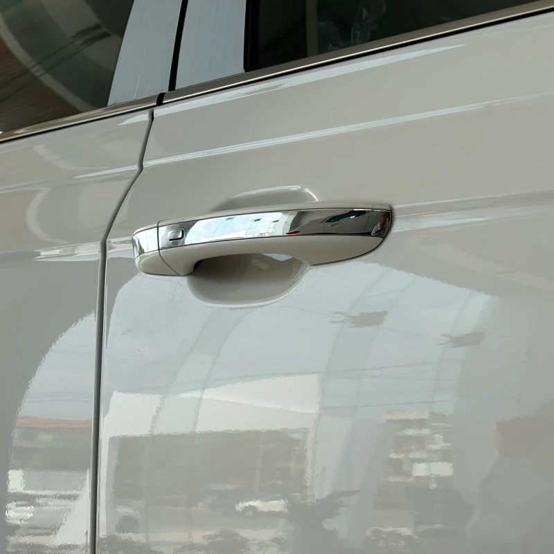 Tay nắm cửa hiện đại, xen lẫn chi tiết Chrome