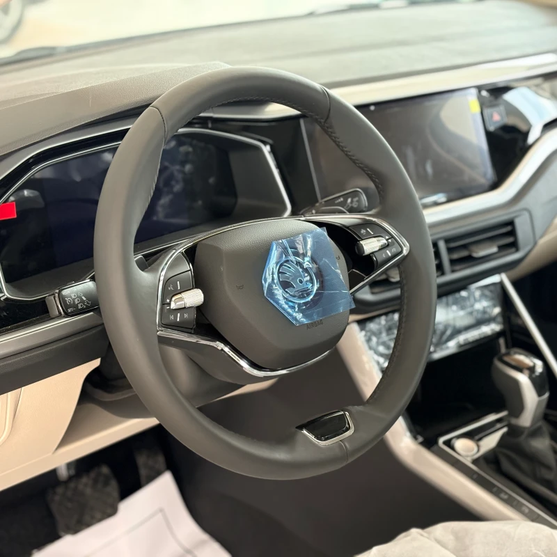 Vô lăng bọc da, tích hợp phím chức năng