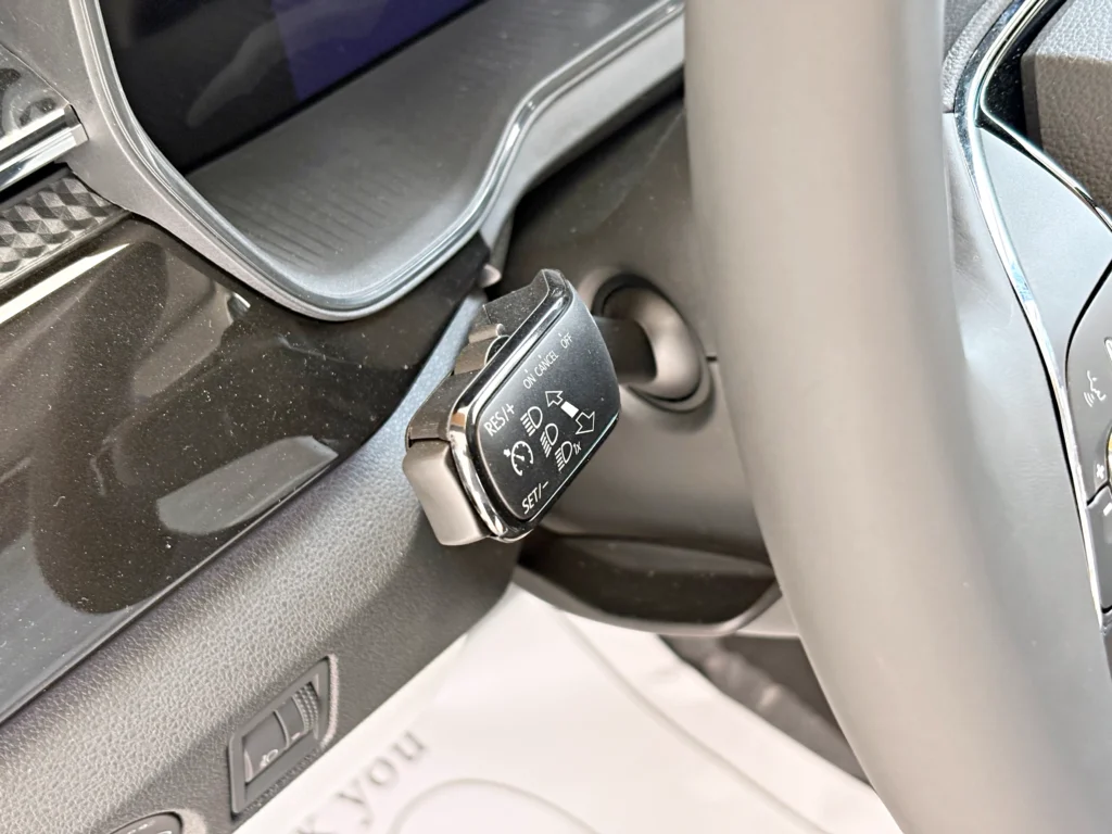 Cruise Control tích hợp trên cần xi nhan