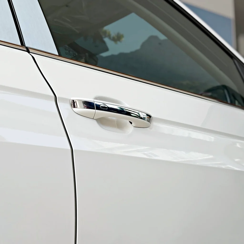 Tay nắm cửa hiện đại, xen lẫn chi tiết Chrome